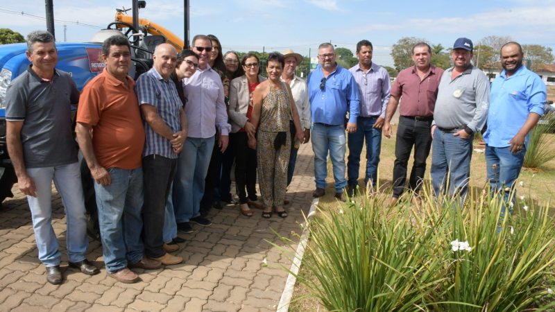 Governo Municipal entrega à Secretaria Municipal de Agricultura e Pecuária um trator, uma ensiladeira e uma grade aradora