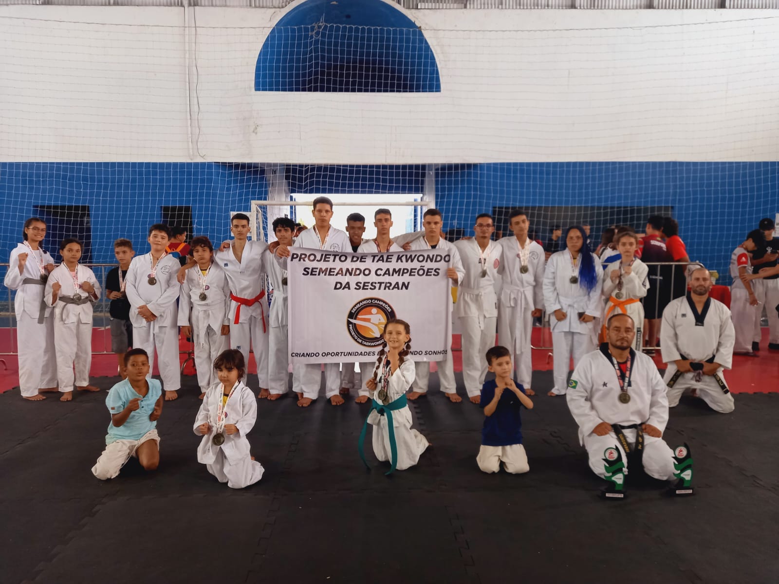 Projeto Semeando Campeões conquista medalhas em competição de taekwondo