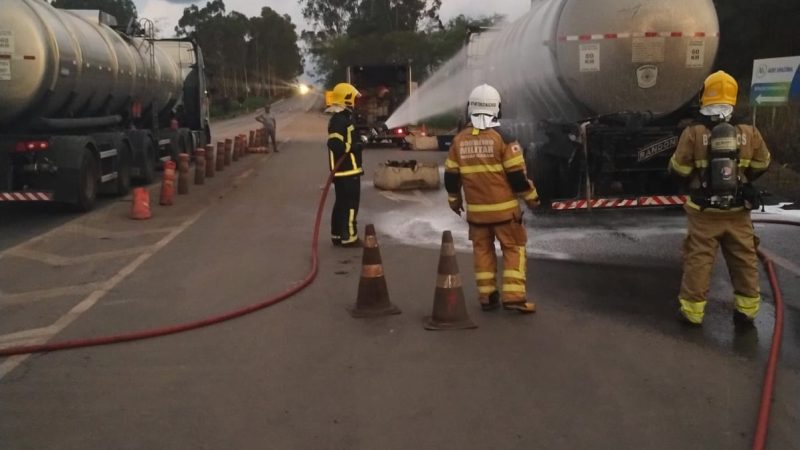 Corpo de Bombeiros atende chamado de vazamento de álcool proveniente de um caminhão tanque na BR-365