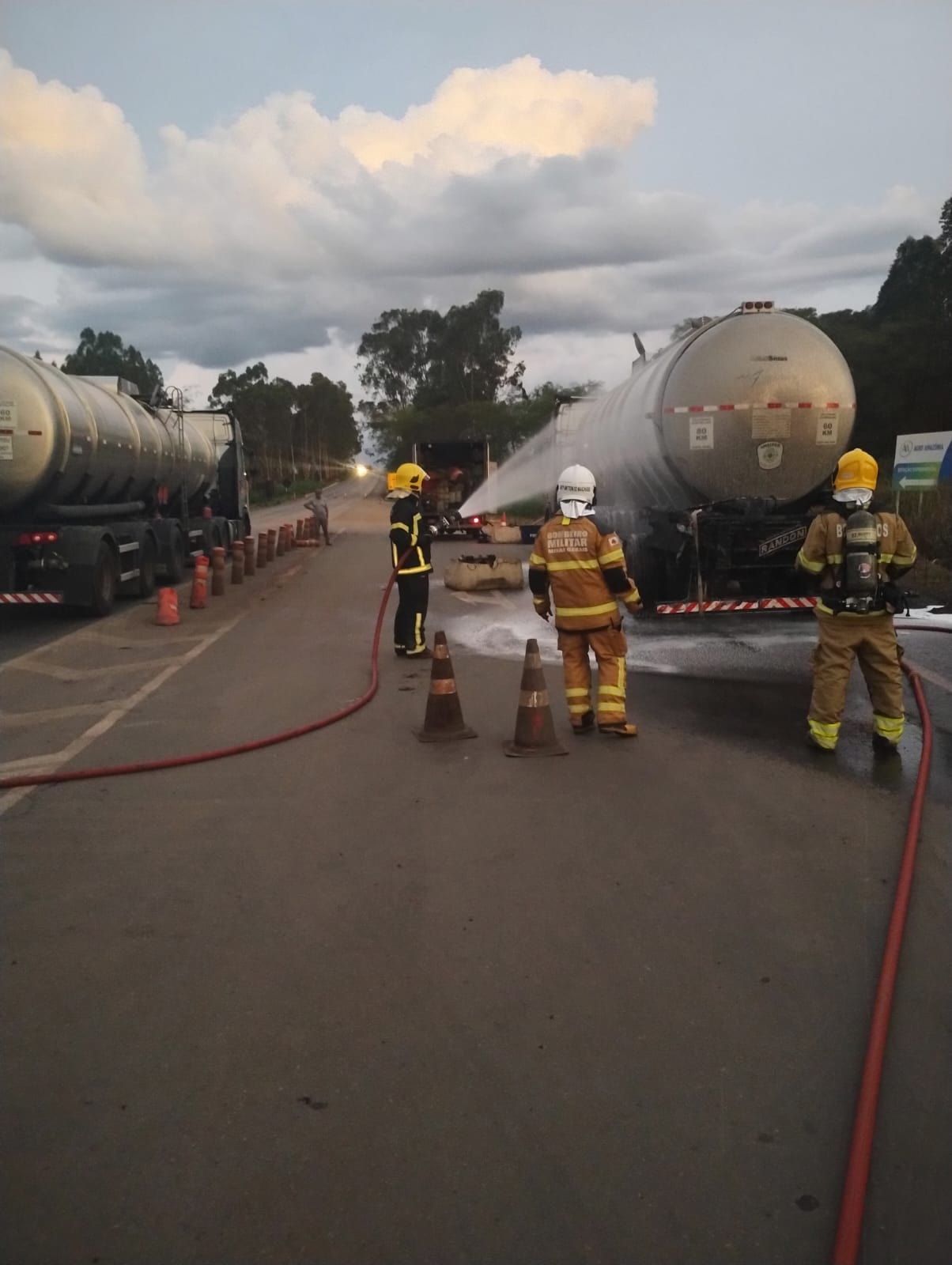 Corpo de Bombeiros atende chamado de vazamento de álcool proveniente de um caminhão tanque na BR-365