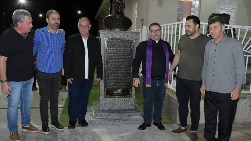 Prefeitura realizou a entrega de um busto em homenagem ao Padre Pio Harmann