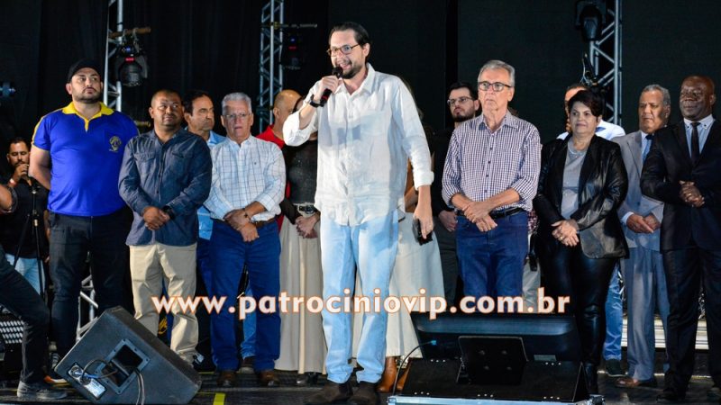 Luciano Camargo abre temporada de shows da Fenacafé 2025