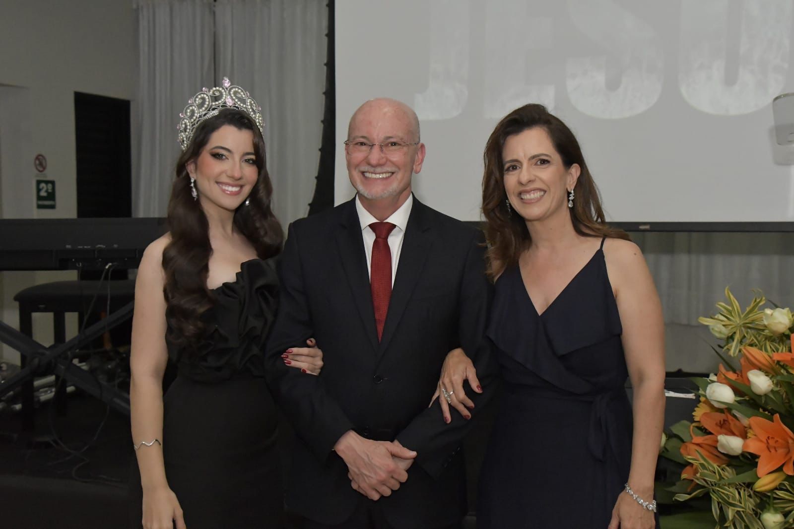 Jordana Prudente é aclamada Miss Triângulo Mineiro Teen durante solenidade de despedida do juiz Dr. Serlon