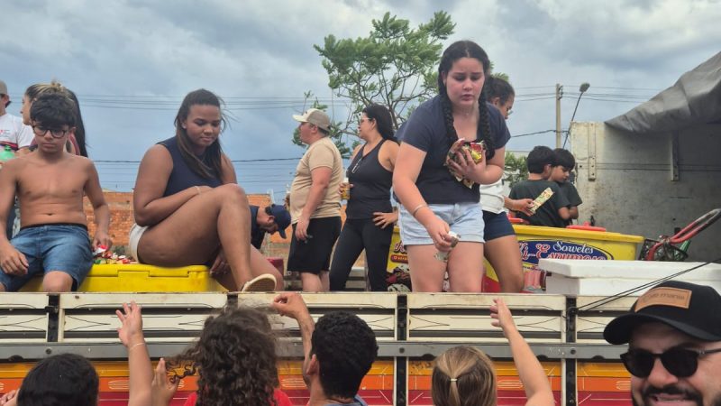 Grupo de Amigos Realiza Distribuição de Brinquedos e Lanches para Crianças em Diversos Bairros de Patrocínio