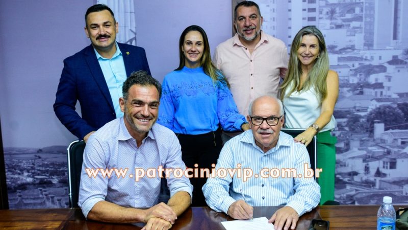 Dr. Marco Antônio toma posse como vereador na Câmara Municipal; Professor Alexandre retorna à Secretaria de Educação