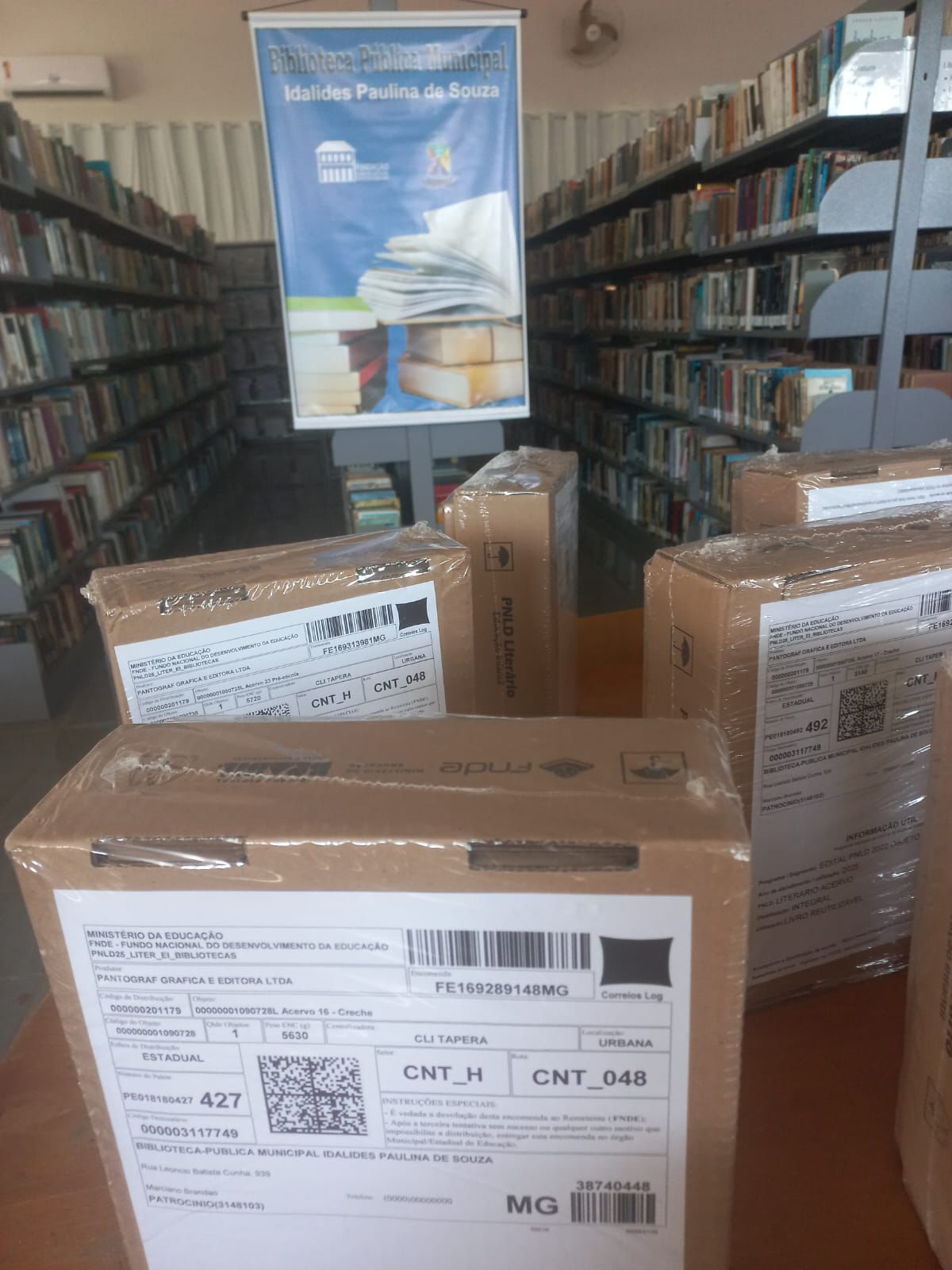 Biblioteca Pública de Patrocínio recebe novos livros do Programa Nacional de Livro e Material Didático 2 IMG 20251217 WA0095