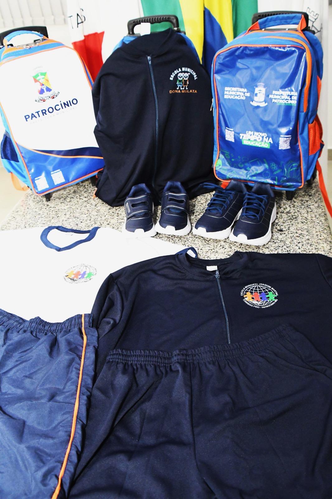 Governo Municipal amplia apoio à educação com entrega inédita de uniformes, kits escolares e tablets 2 WhatsApp Image 2026 01 19 at 16.32.08