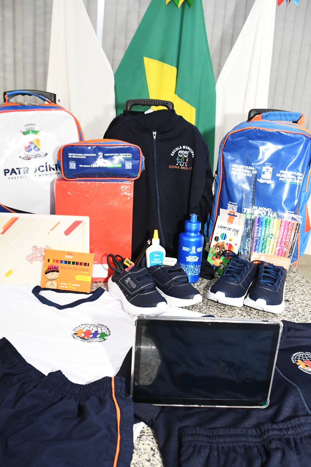 Governo Municipal amplia apoio à educação com entrega inédita de uniformes, kits escolares e tablets 4 WhatsApp Image 2026 01 19 at 16.32.09 1